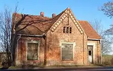 Verfallenes Chausseehaus mit Biberschwänzen an der B&nbsp;191 in Mecklenburg