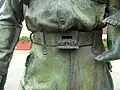 Am Koppelschlosses eine Öffnung, aus der eine Gruppe von Menschen nach außen drängt, die gefallenen Kameraden Ches