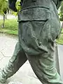 Linke Beintasche mit Figuren zweier Bergsteiger