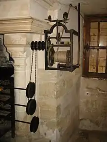 Gewichtsgetriebenes historisches Uhrwerk für Bratenwender auf Schloss Chenonceau