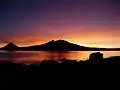 Sonnenaufgang über dem Lago Chungará, am linken Bildrand der Sajama