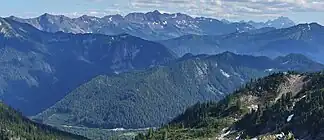 Die Chiwaukum Mountains (Grat links und in der Mitte; Blick nach Südsüdost), mit dem Big Chiwaukum (2.463 m), dem höchsten Punkt