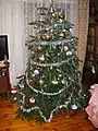 Girlande an einen Weihnachtsbaum
