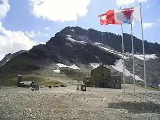Blick auf die Passhöhe des Col de l’Iseran vom etwas höher gelegenen Parkplatz (Juni 2005), dahinter die Pointe des Lessières, 3041 m