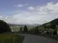 Strasse über den Col du Marchairuz kurz vor Le Brassus (im Hintergrund der Lac de Joux)