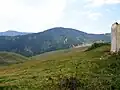 Rechts im Bild eine Hausruine
