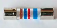 Feinsicherung 5×20&nbsp;mm mit Farbkodierung ähnlich der von Widerständen. Der breite Streifen ist rechts, damit wird die Leserichtung festgelegt. Die Farbringe bedeuten: braun: 1blau: 6rot: 102 = 100blau: Auslösecharakteristik und steht für 1600&nbsp;mA, mittelträge