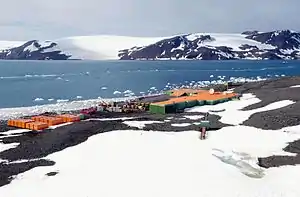 Blick von der brasilianischen Estação Antártica Comandante Ferraz über das Martel Inlet hinweg auf den Wanda-Gletscher (rechte Bildhälfte)