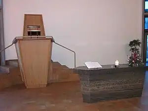 Kanzel und Abendmahlstisch