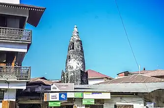 ein kegelförmiges Minarett der ältesten Moschee in Stonetown