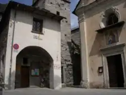 Gemeindehaus und Kirche von Corippo