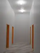 Wenn sie eng und hoch sind, stellen Flure lichtdesignerisch besondere Herausforderungen.