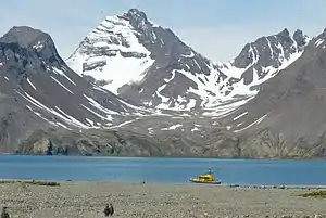 Blick vom Strand der Anchorage Bay über die Fortuna Bay hinweg auf den Fortuna Peak (links), den Harper Peak (Mitte) und den Treble Peak (rechts)