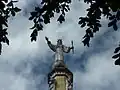 Die Christusstatue von Marceliano Vallejo auf der Fassade