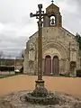 Wegekreuz und Kirche Notre-Dame in Barnazat