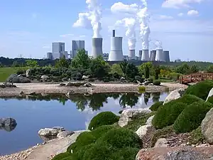 Kraftwerk Boxberg (2012), Blick vom Lausitzer Findlingspark Nochten: (v. l. n. r.) Block R, Block Q, Kühlturm Block R, Kühlturm Block Q (dahinter der inzwischen gesprengte letzte Schornstein), Werk 3