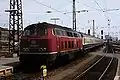218 209-5 in purpurrot, 1985 im Hauptbahnhof in Nürnberg