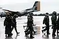 Eine deutsche C-160 Transall und Soldaten während der REFORGER-Übung 1980