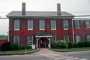 Dawson County Courthouse (2006). Das Courthouse wurde 1858 erbaut und hundert Jahre später baulich erweitert. Es fungiert nicht mehr als Gerichts- und Verwaltungsgebäude, das einige Blocks weit entfernt liegt. Im September 1980 wurde das Dawson County Courthouse als erstes Objekt im County in das NRHP eingetragen.