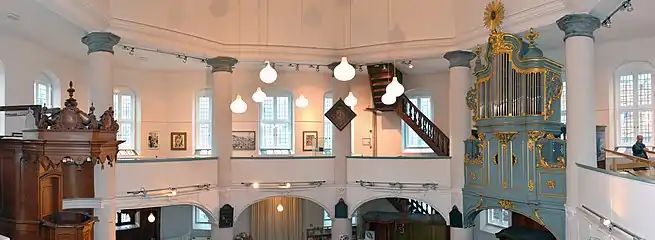 Galerie und Umgang mit Texttafeln und Totenschild