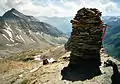 Blick von 3035&nbsp;m (Mullwitzaderl) auf das Defreggerhaus (links oben: Zopetspitze, 3198&nbsp;m)