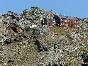 Das Defreggerhaus mit seinem Materiallift