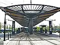 Endstelle der Linie T1 in Denain: Espace Villars ist ein Ver­knüp­fungs­punkt, die Busse halten auf der Au­ßen­sei­te der Bahn­steige
