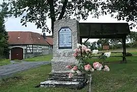 Denkmal und im Vordergrund eine der Hortensien