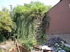 Rest eines Rundturmes an der NW-Ecke der Außenmauer