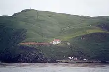 Chilenische Wetterstation auf der Gonzalo-Insel, mit Leuchtfeuer auf dem Gipfel