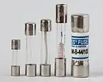 Größenvergleich (v.&nbsp;l.&nbsp;n.&nbsp;r.)5×20&nbsp;mm;6×30&nbsp;mm;6,3×32&nbsp;mm (¼ × 1¼&nbsp;Zoll);6,3×40&nbsp;mm;10×34,9&nbsp;mm