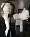 Marmorfragmente der Dioskuren mit ihren Pferden, die im Becken der Juturna-Quelle gefunden wurden. Die Skulpturen wurden gegen Ende des 2. Jahrhunderts v.&nbsp;Chr. angefertigt und sind zurzeit im Tempel des Romulus auf dem Forum Romanum ausgestellt.