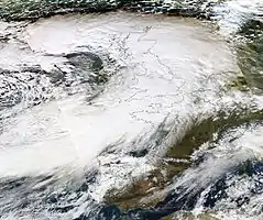 Dirk, 23.12. 18:00 UTC über Irland, mit ausgeprägtem Frontsystem, der Sturmzone an der Vorderseite im Süden und dem intensiven Warmluftband im Südosten