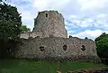 Donjon und vierte Mauer, im Vordergrund der Außenhof