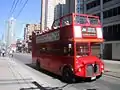 Ehemaliger, in London zum Sightseeing-Bus umgebauter, Open Top Routemaster auf Stadtrundfahrt am 2.&nbsp;Juli 2005 in Toronto