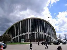 J.S. Dorton Arena mit Haupteingang