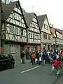 … und sammeln dann die Süßigkeiten auf.