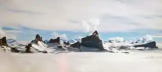 Das Hauptmassiv der Drygalskiberge von Nordosten gesehen