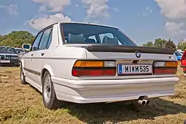 Heckansicht M535i; mit Shadowline-Ausstattung. Das Fahrzeug hat Michelin-TRX-Reifen montiert.
