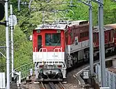 Bei der Bergfahrt arbeiten die Zahnradlokomotiven als Schiebe­lokomotiven. Bei der Talfahrt sind sie ebenfalls talseitig eingespannt.
