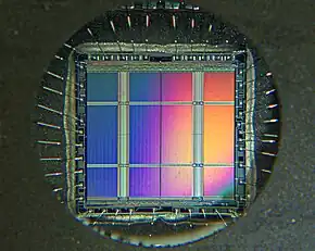 Aufgrund der regelmäßigen Strukturen der Speicherzellen entstehen am Chip Interferenzfarben