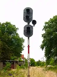 EZMG-Signal in Klötze mit Ausleger für das Rangierfahrtsignal, Frontansicht
