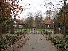 Ehrenfriedhof   53,5456°&nbsp;N, 8,1027°&nbsp;O53.54568.1027