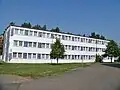 Nordöstlich des Flugplatzes befanden sich die Mannschaftsunterkünfte, das hier gezeigte Gebäude war den Lehrgangsteilnehmern (Fallschirmspringen u.&nbsp;a.) vorbehalten.