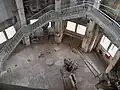 Treppe entlang der Mauer