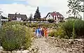 Eingang des 1995 gebauten Natur-Erlebnis-Schulhofs Lauingen (u.&nbsp;a. mit Blumenwiesen, heimischen Gehölzen).