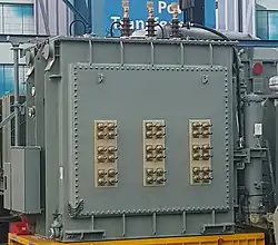 Lichtbogenofentransformator mit offener US-Ableitung für externe Dreieck-Verschaltung und koplanar angeordneten, wassergekühlten Rohrdurchführungen