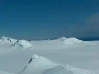 Blick vom Miziya Peak auf das Elhovo&nbsp;Gap mit dem Zemen Knoll, Radnevo Peak und Leslie Gap im Vordergrund