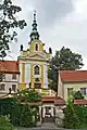 Skulpturen an der Kirche der hl. Familie (Elisabethkloster) in Kaaden