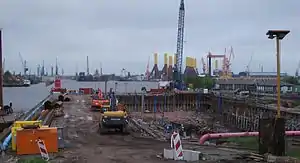 Nesserlander Schleuse zwischen Emder Innen- und Außenhafen während der Renovierungsarbeiten im Mai&nbsp;2013. Vom alten Becken sind rechts noch die Spundwände zu sehen.